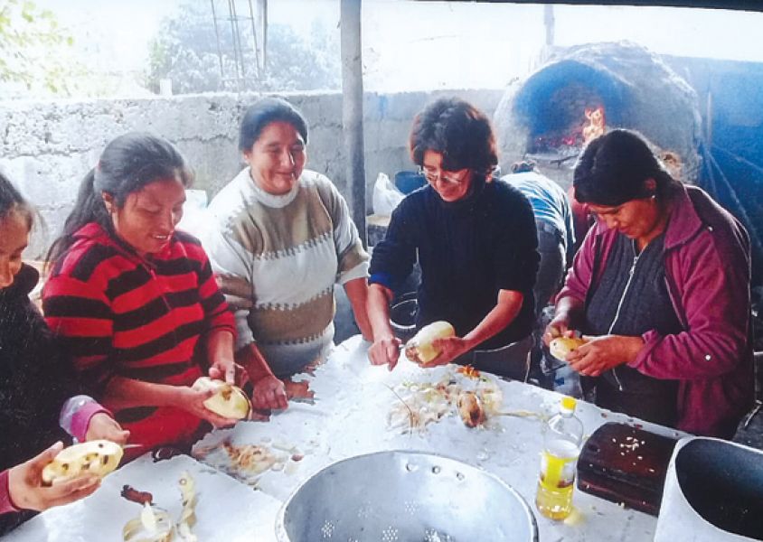 Madres y vecinas cocinan todos los días para los chicos y adultos de Villa Floresta Norte.