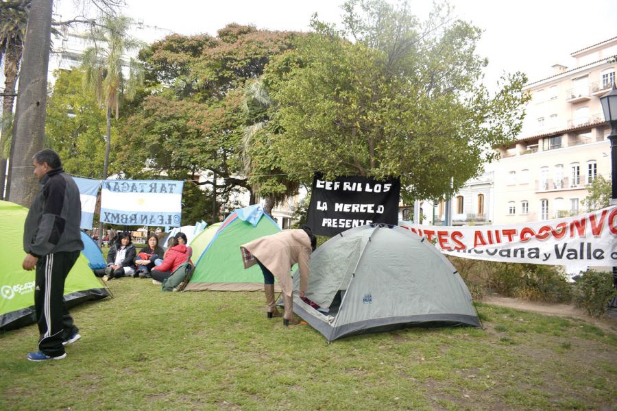 Docentes autoconvocados acamparon en Plaza 9 de julio - Salta - Nuevo  Diario de Salta, Argentina