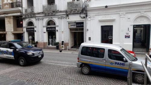 Vehículos de la policía federal sobre la calle Caseros por nuevos allanamientos frente a una de las entradas a la sede del PAMI Salta.
