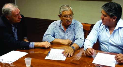 Cruz rubricó el acuerdo con Pedro Serrudo de la UTM.